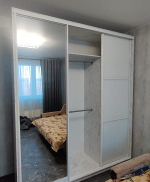 Белый шкаф-купе с зеркалом в спальню №10 1420
